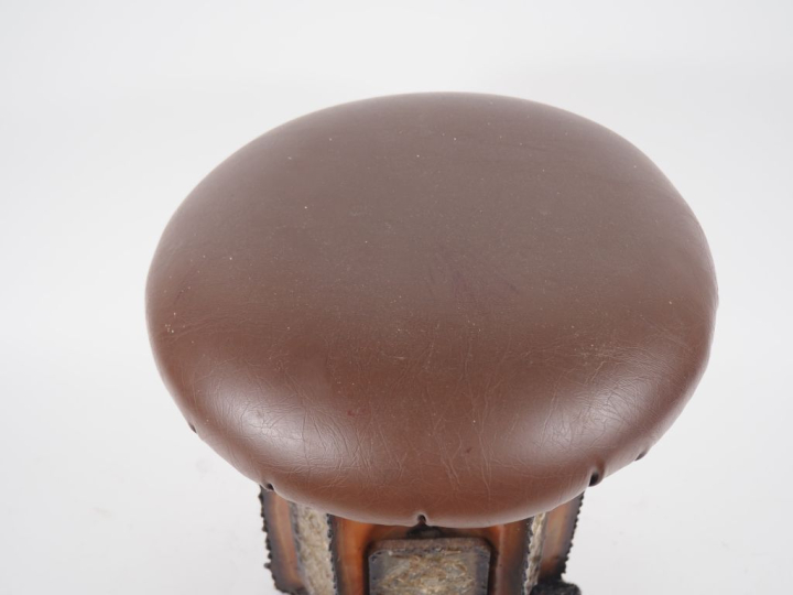 Tabouret années 60 en métal patiné et plaques de résines. H. 43 cm.