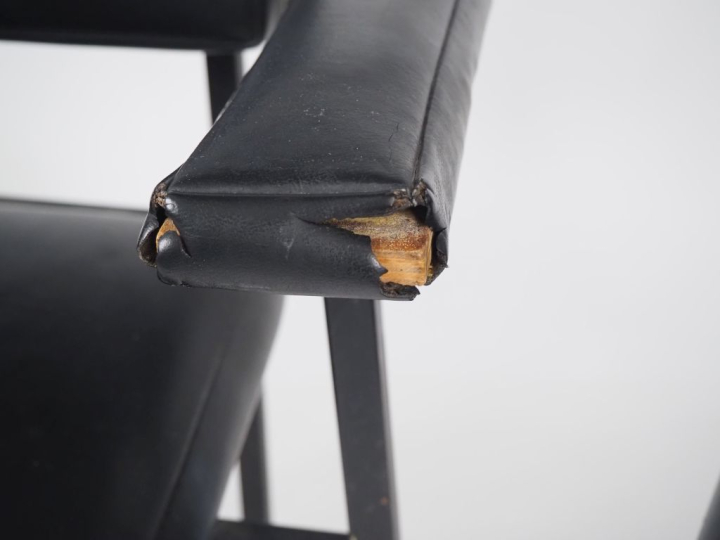 Deux chaises et un fauteuil design, garniture de simili cuir noir, ass