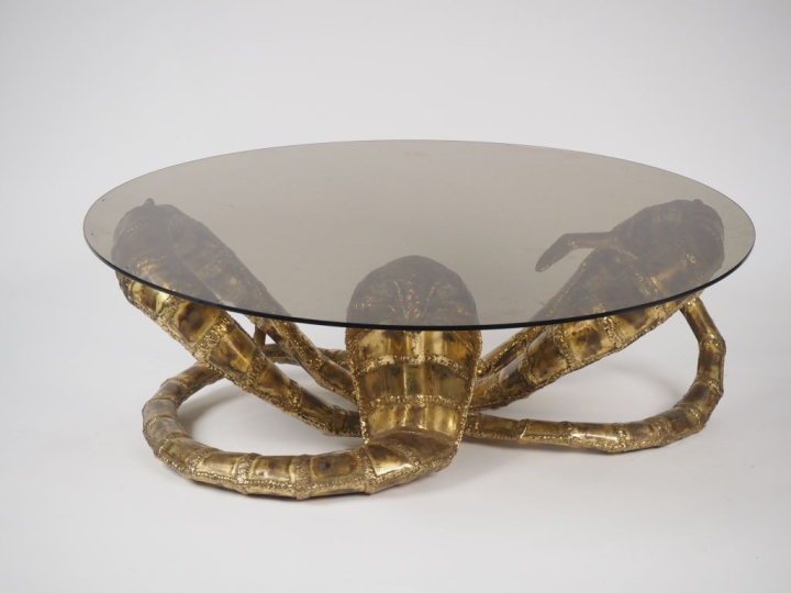 Henri FERNANDEZ. Table basse lumineuse "cobra" en laiton doré, les yeu