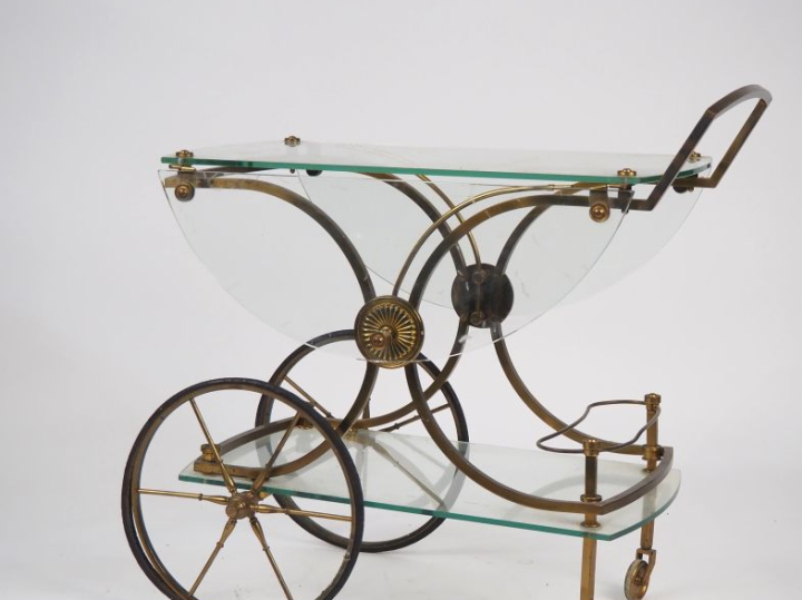 BAGUES (?) Desserte roulante années 70 en laiton et verre, à quatre pl