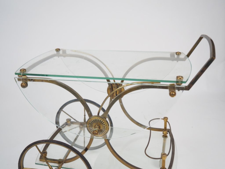 BAGUES (?) Desserte roulante années 70 en laiton et verre, à quatre pl