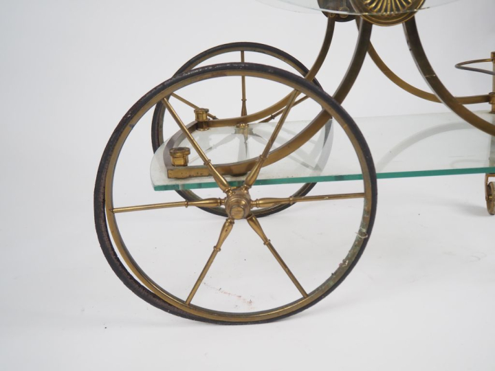 BAGUES (?) Desserte roulante années 70 en laiton et verre, à quatre pl