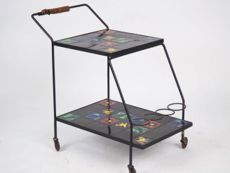 Vente aux enchères Desserte roulante années 70 en métal laqué noir et céramique polychrom