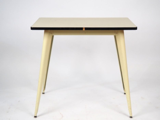 Vente aux enchères Table à écrire design en métal laqué crème, pieds compas, plateau en f