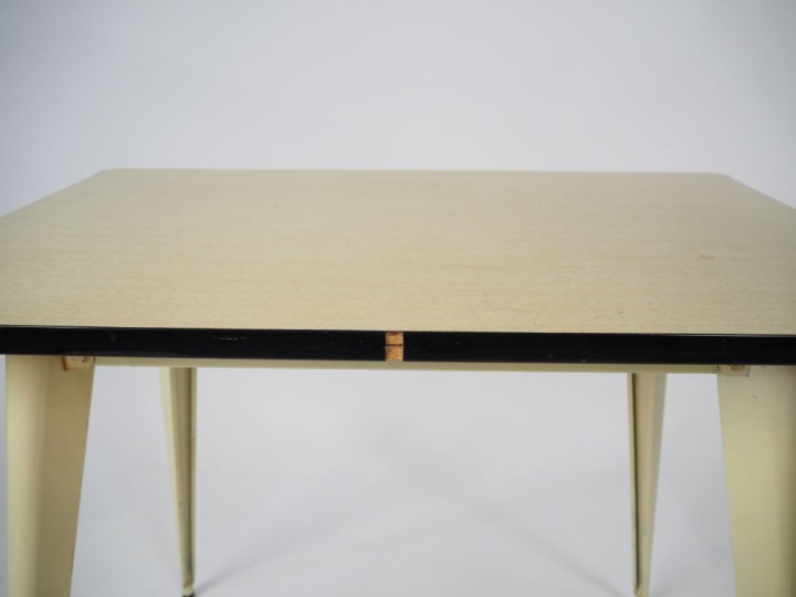 Table à écrire design en métal laqué crème, pieds compas, plateau en f