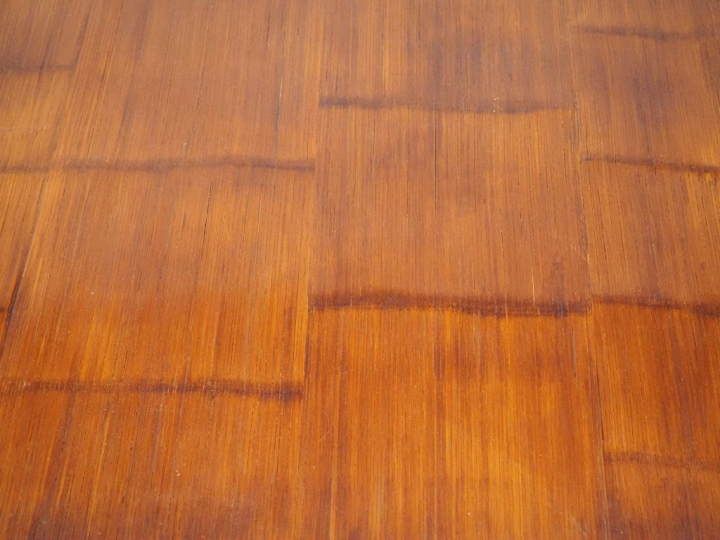 Axel VERVOORDT.  Grande table basse en bois et placage de bambou patin