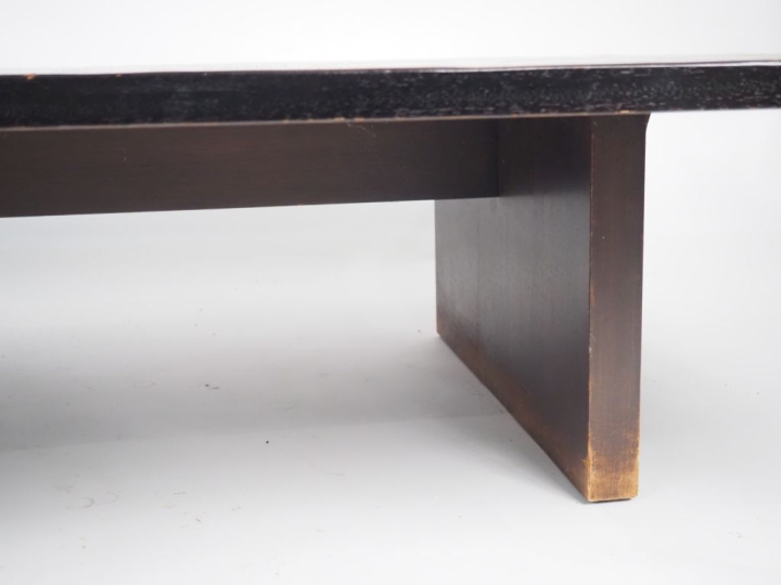 Axel VERVOORDT.  Grande table basse en bois et placage de bambou patin