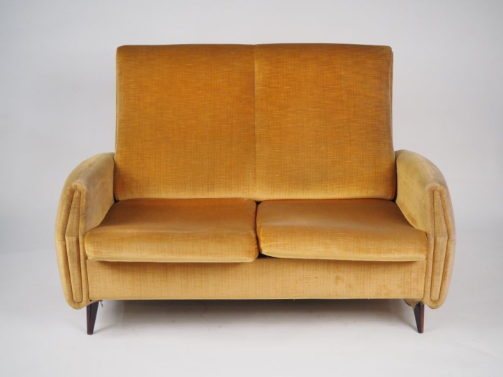 Canapé deux places années 50, garniture de velours jaune. (état d'usag