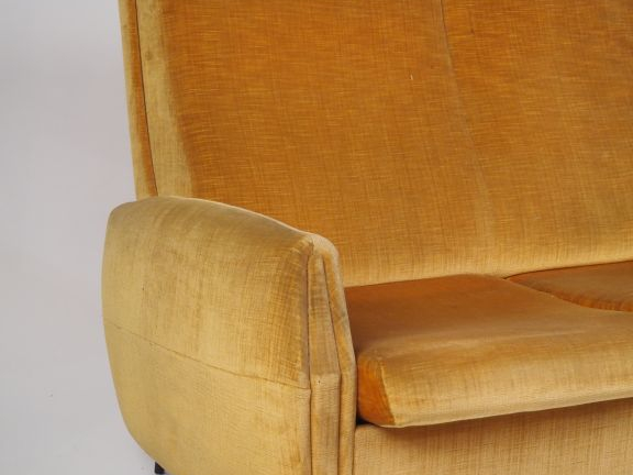 Canapé deux places années 50, garniture de velours jaune. (état d'usag