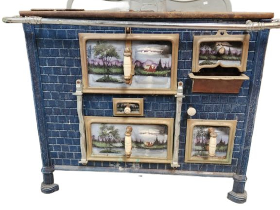 Gazinière ancienne en fonte à décor émaillé.