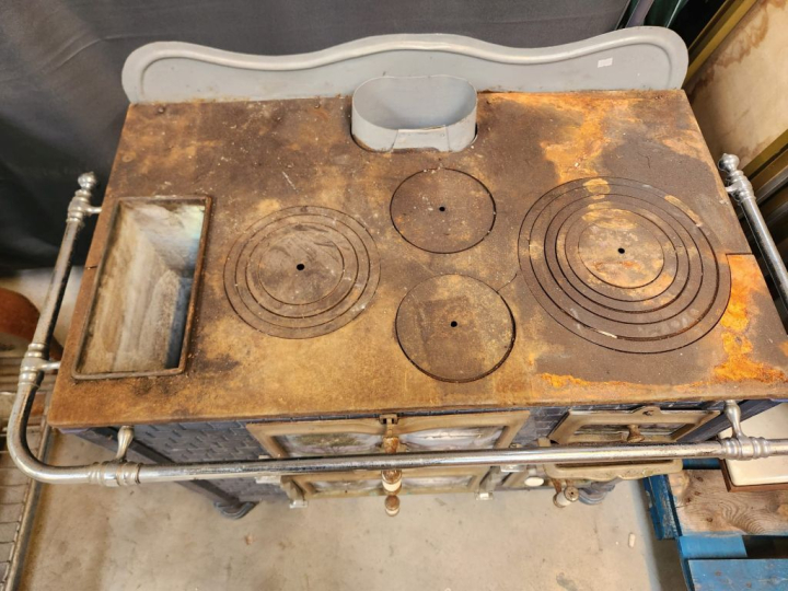 Gazinière ancienne en fonte à décor émaillé.