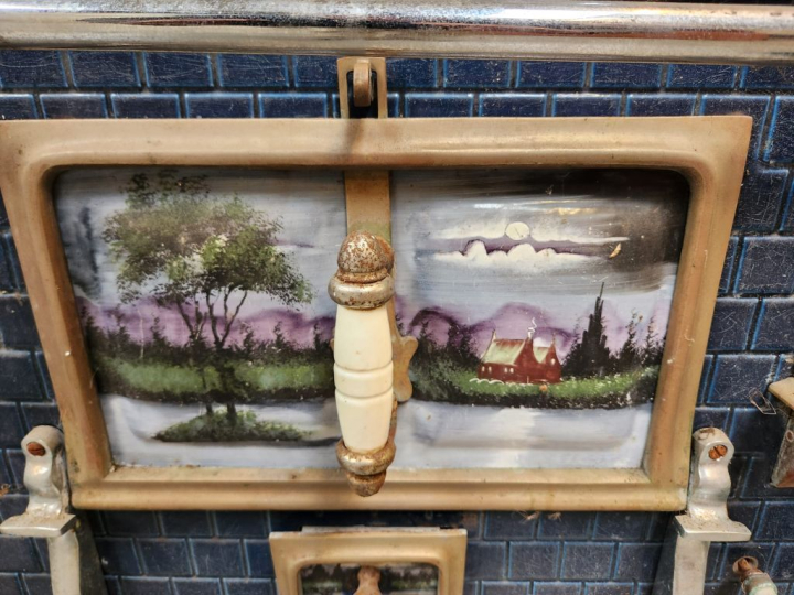 Gazinière ancienne en fonte à décor émaillé.