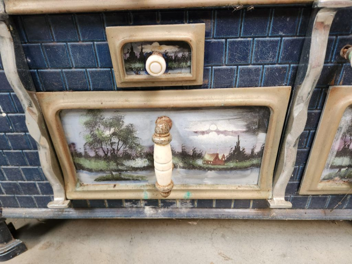 Gazinière ancienne en fonte à décor émaillé.