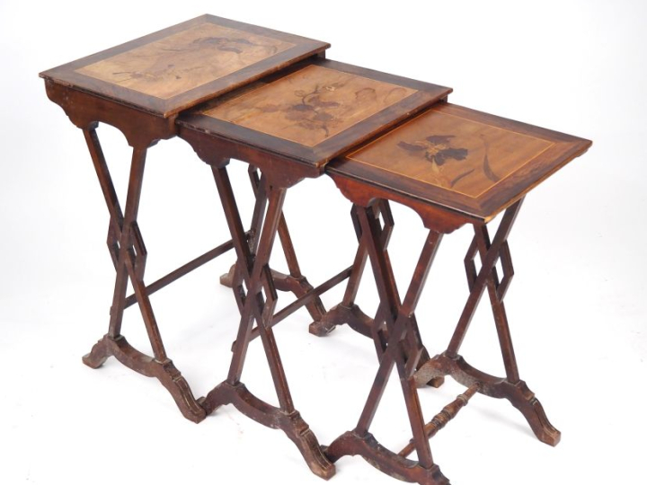 Suite de trois tables gigognes Art Nouveau en marqueterie, à décor de 