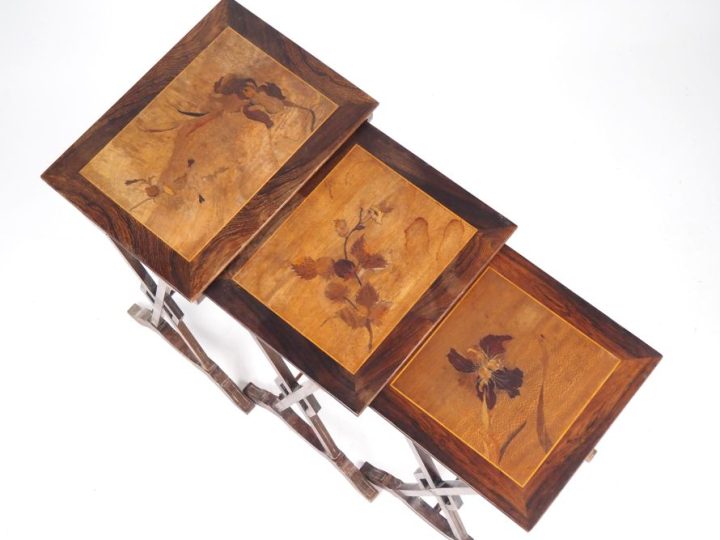 Suite de trois tables gigognes Art Nouveau en marqueterie, à décor de 