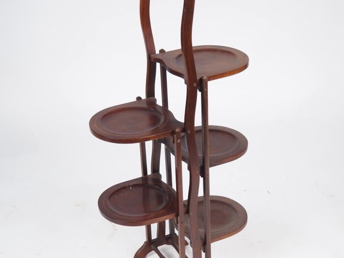 Serviteur muet en marqueterie, à cinq plateaux dépliants. Dim. 99 x 48