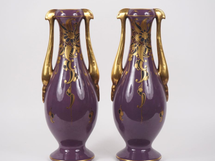 LIMOGES. Paire de vases en porcelaine à décor de style Art Déco de fle
