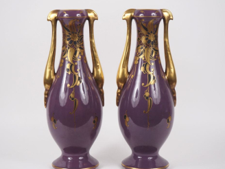 Vente aux enchères LIMOGES. Paire de vases en porcelaine à décor de style Art Déco de fle