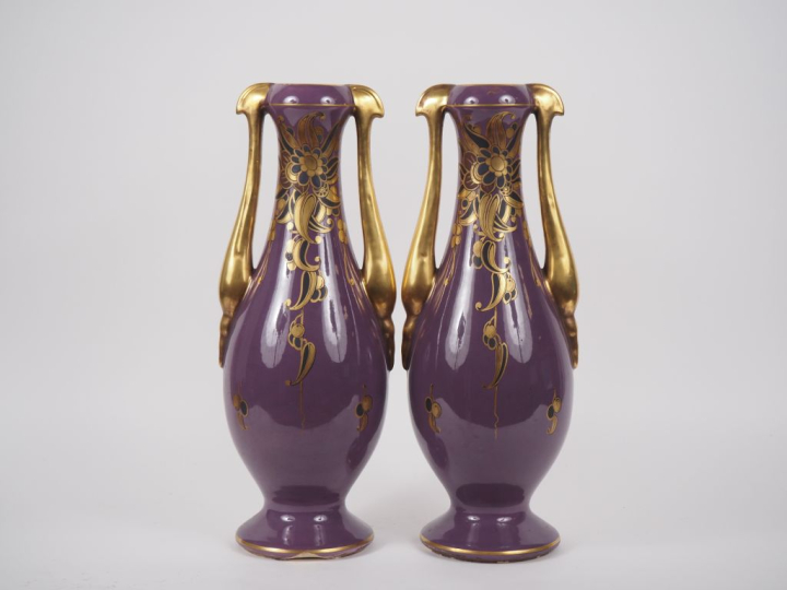 LIMOGES. Paire de vases en porcelaine à décor de style Art Déco de fle