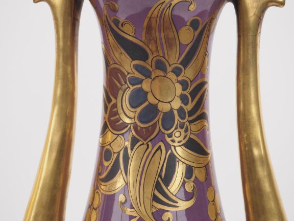 LIMOGES. Paire de vases en porcelaine à décor de style Art Déco de fle