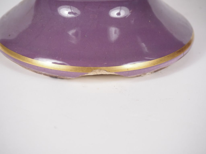 LIMOGES. Paire de vases en porcelaine à décor de style Art Déco de fle