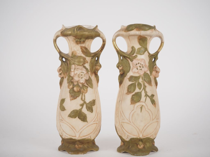 ROYAL DUX. Paire de vases en biscuit à décor polychrome et doré de fle