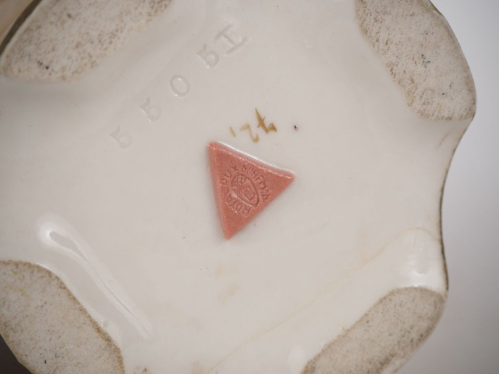 ROYAL DUX. Paire de vases en biscuit à décor polychrome et doré de fle