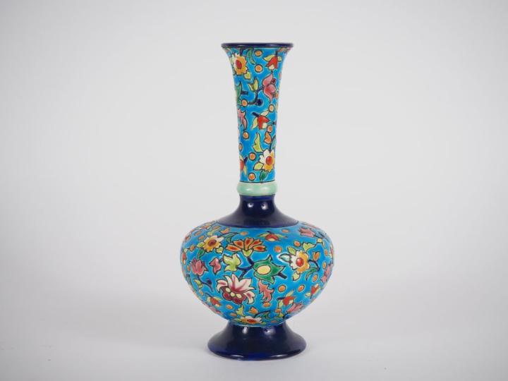 LONGWY. Vase en faïence à décor en émaux polychromes de fleurs. Signé.