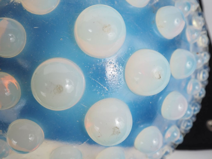 SAUMONT France. Coupe sur pied en verre opalescent. Signée. Dim. 7 x 2