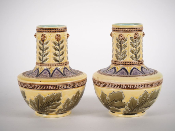 SARREGUEMINES. Paire de vases 1900 en céramique polychrome à décor de 