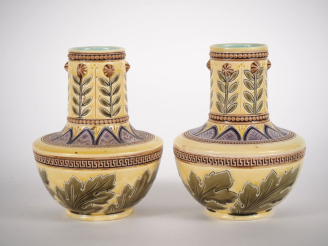 Vente aux enchères SARREGUEMINES. Paire de vases 1900 en céramique polychrome à décor de 