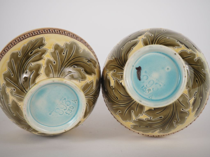 SARREGUEMINES. Paire de vases 1900 en céramique polychrome à décor de 