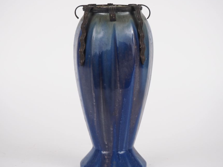 Vase 1900 en céramique belge à décor flammé vert et bleu, monture en m