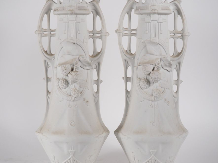 ROYAL DUX. Paire de vases 1900 en biscuit à décor de pampres et de gui