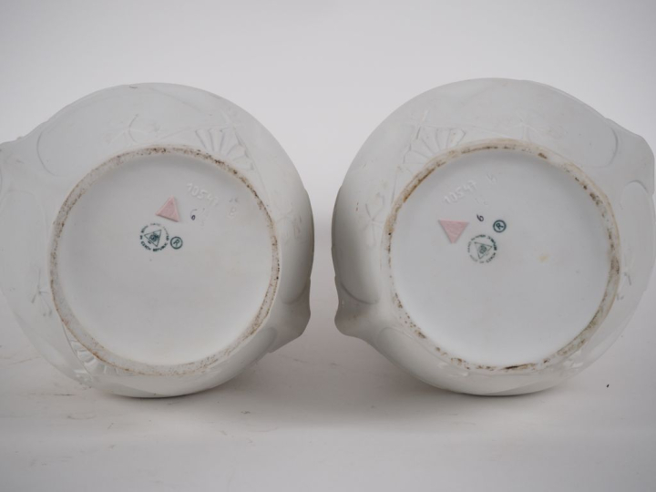 ROYAL DUX. Paire de vases 1900 en biscuit à décor de pampres et de gui