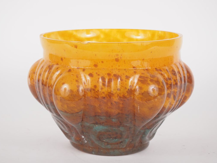 Vase 1900 en verre moucheté à décor godroné et nuancé bleu, orange et 