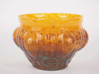 Vente aux enchères Vase 1900 en verre moucheté à décor godroné et nuancé bleu, orange et 