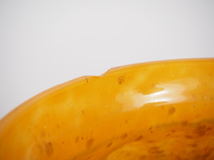 Vase 1900 en verre moucheté à décor godroné et nuancé bleu, orange et 