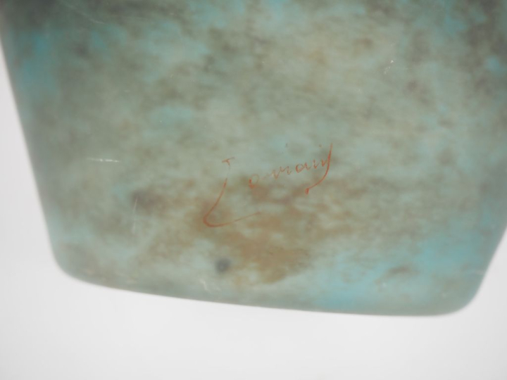 Vase début XXème en verre moucheté, monté en lampe. Signé. H. 25 cm.