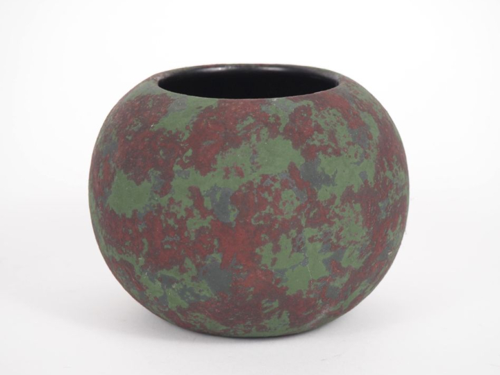 Petit vase boule début XXème en verre peint à décor mêlé rouge sur fon