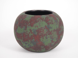 Vente aux enchères Petit vase boule début XXème en verre peint à décor mêlé rouge sur fon