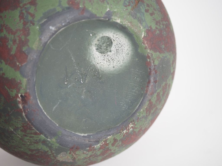 Petit vase boule début XXème en verre peint à décor mêlé rouge sur fon