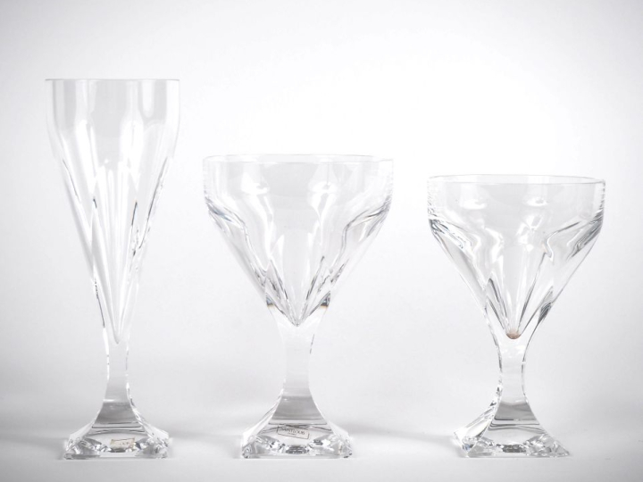 SAINT LOUIS. Partie de service de verres en cristal. Signé. Comprenant