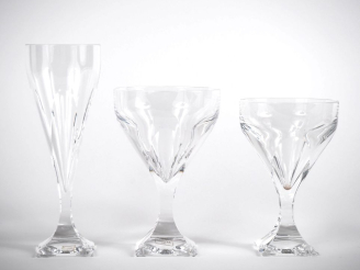 Vente aux enchères SAINT LOUIS. Partie de service de verres en cristal. Signé. Comprenant