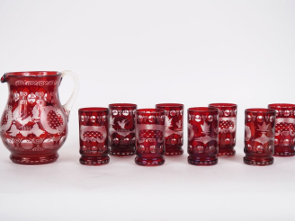 Vente aux enchères Service à orangeade en cristal de bohème bicolore à décor gravé de pay