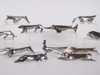 Vente aux enchères GALLIA. Suite de 12 porte-couteaux en métal argenté à décor zoomorphe,