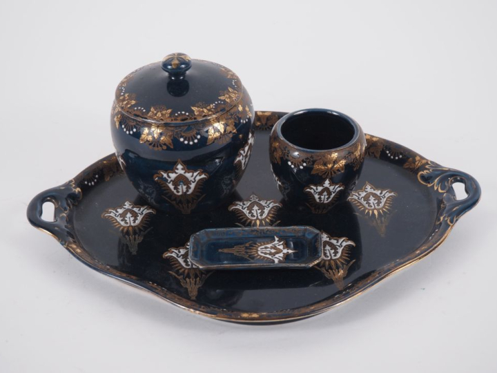 LUNEVILLE. Service de nuit en faïence à décor émaillé et doré sur fond