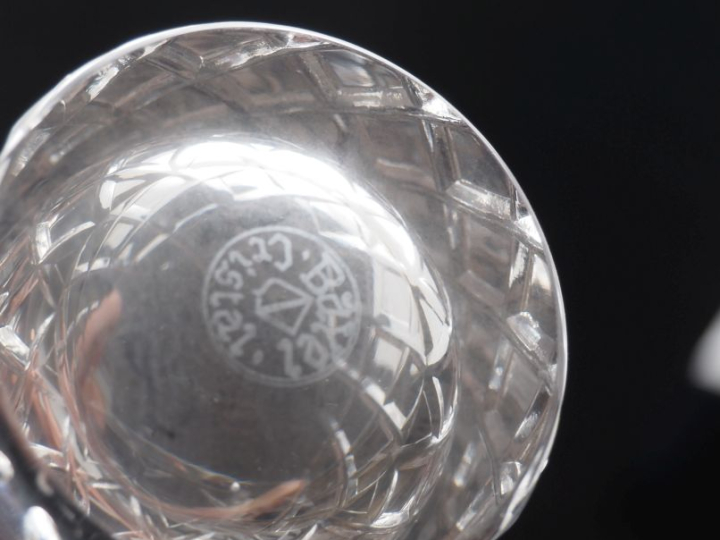 BAYEL. Partie de service de verres en cristal à décor de croisillons. 