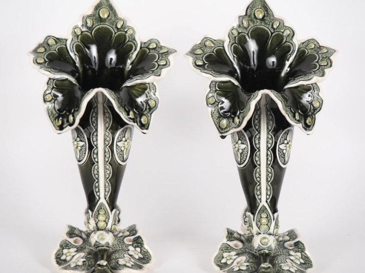 Paire de vases cornet en barbotine polychrome figurant deux fleurs épa
