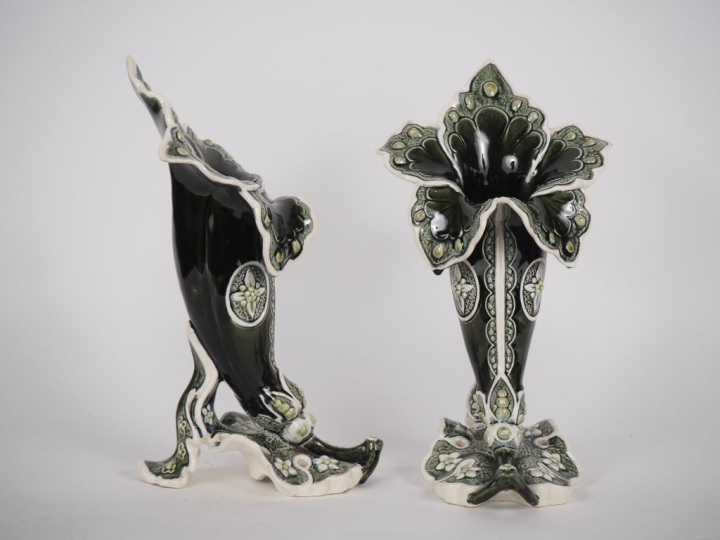 Paire de vases cornet en barbotine polychrome figurant deux fleurs épa